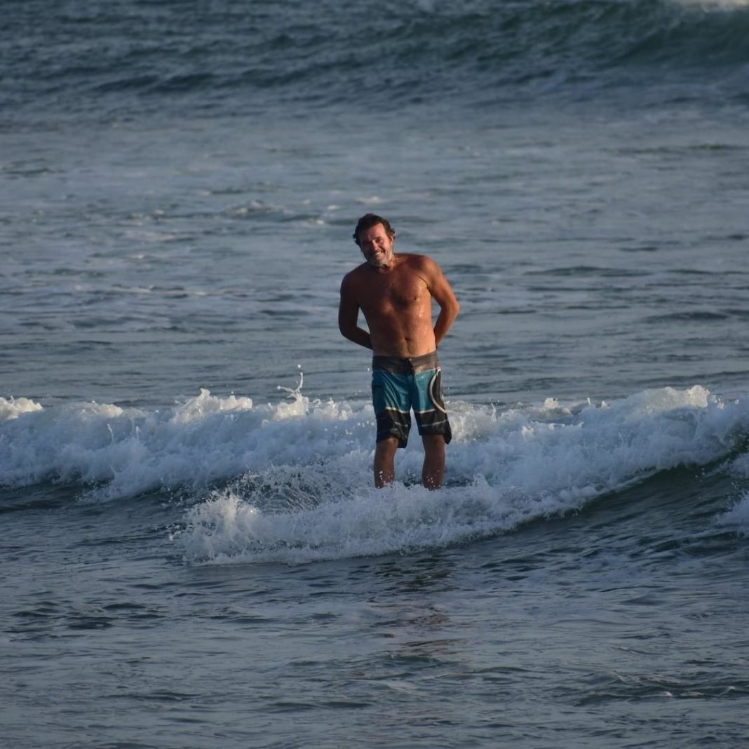 Con il surf e il sorriso cavalco le onde della vita